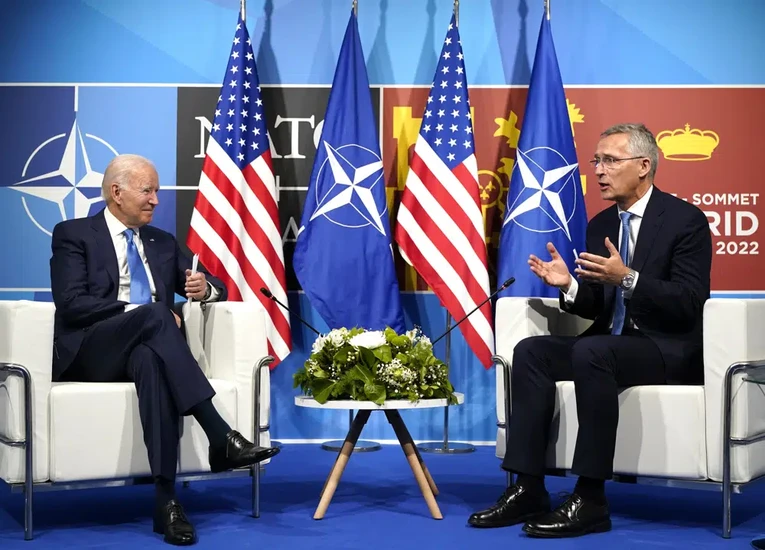 Tổng thống Biden gặp Tổng thư k&yacute; NATO Jens Stoltenberg hồi th&aacute;ng 6/2022, khi &ocirc;ng đến dự Hội nghị thượng đỉnh NATO ở Madrid, T&acirc;y Ban Nha. Ảnh: AP