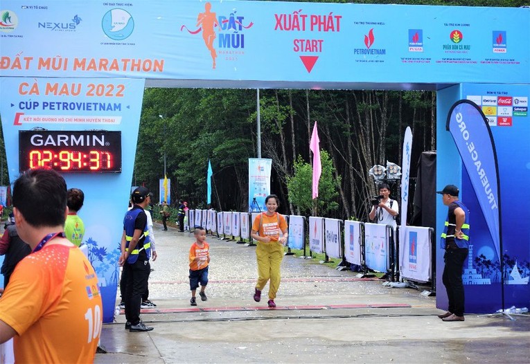 Nhiều bạn nhỏ cũng tham gia chạy c&ugrave;ng với người th&acirc;n tại giải &ldquo;Đất mũi Marathon C&agrave; Mau 2022 - C&uacute;p Petrovietnam&rdquo;. Ảnh: CTTĐT tỉnh C&agrave; Mau