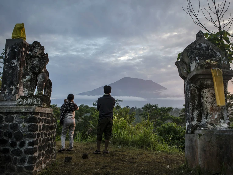 Indonesia c&acirc;n nhắc việc cấm mọi người leo n&uacute;i ở Bali ảnh 1