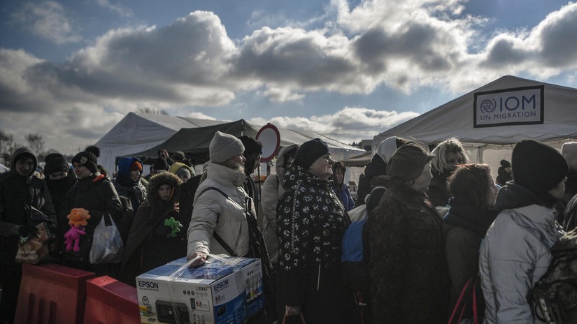 Người tị nạn Ukraine vượt bi&ecirc;n tại Medyka, Ba Lan, ng&agrave;y 10/3. Ảnh: AFP