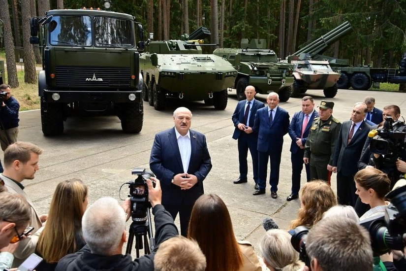 Tổng thống Belarus Alexander Lukashenko ph&aacute;t biểu trước c&aacute;c ph&oacute;ng vi&ecirc;n trong chuyến thăm tới một cơ sở li&ecirc;n hợp c&ocirc;ng nghiệp - qu&acirc;n sự ở Minsk, Belarus ng&agrave;y 13/6. Ảnh: Dịch vụ B&aacute;o ch&iacute; của Tổng thống Cộng h&ograve;a Belarus.