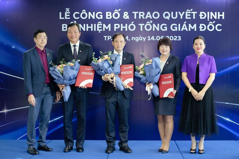 &Ocirc;ng L&ecirc; Anh T&agrave;i (Chủ tịch HĐQT) v&agrave; b&agrave; Nguyễn Thanh Phượng (Ph&oacute; Chủ tịch HĐQT) trao quyết định bổ nhiệm đến 3 Ph&oacute; Tổng gi&aacute;m đốc. Ảnh: BVBank