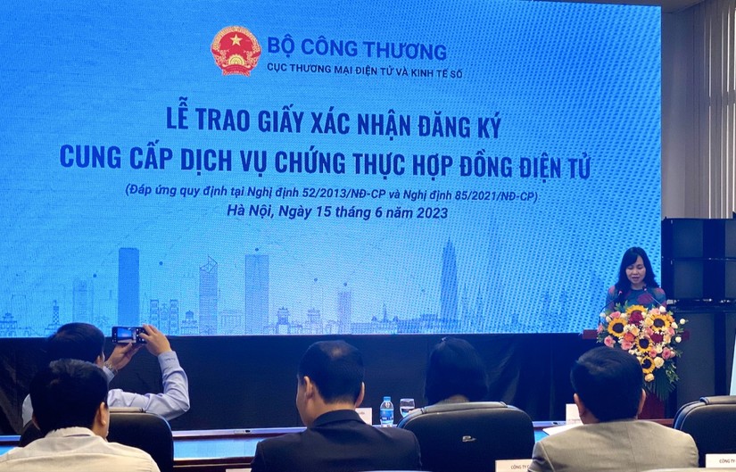 Lễ trao giấy x&aacute;c nhận đăng k&yacute; cung cấp dịch vụ chứng thực hợp đồng điện tử. Ảnh: H&agrave; Anh.