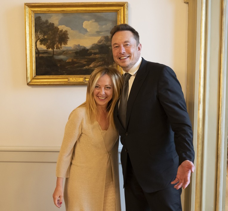 Thủ tướng Italy Giorgia Meloni v&agrave; CEO Tesla Elon Musk ng&agrave;y 15/6 tại Palazzo Chigi. Ảnh: Twitter Giorgia Meloni