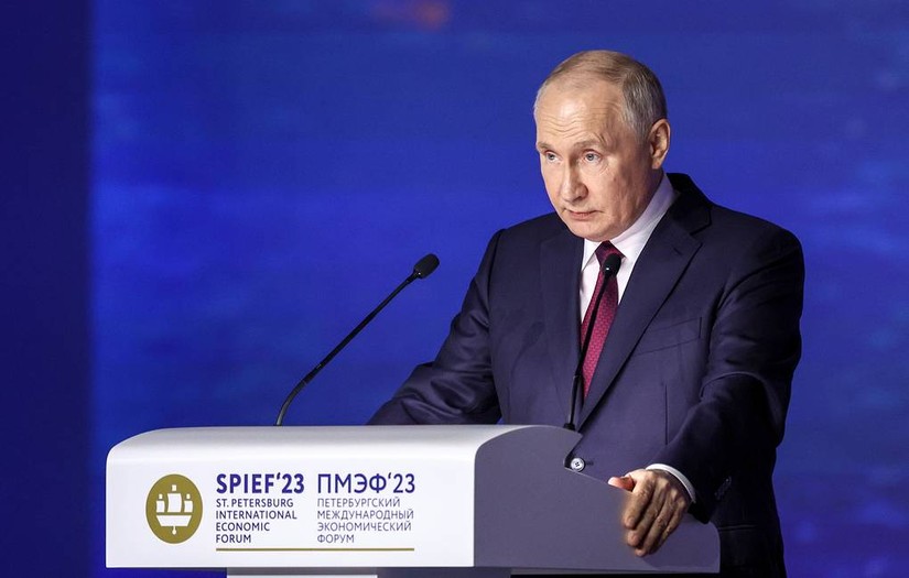 Tổng thống Nga Vladimir Putin ph&aacute;t biểu tại Diễn đ&agrave;n Kinh tế Quốc tế St. Petersburg (SPIEF) ng&agrave;y 16/6. Ảnh: TASS