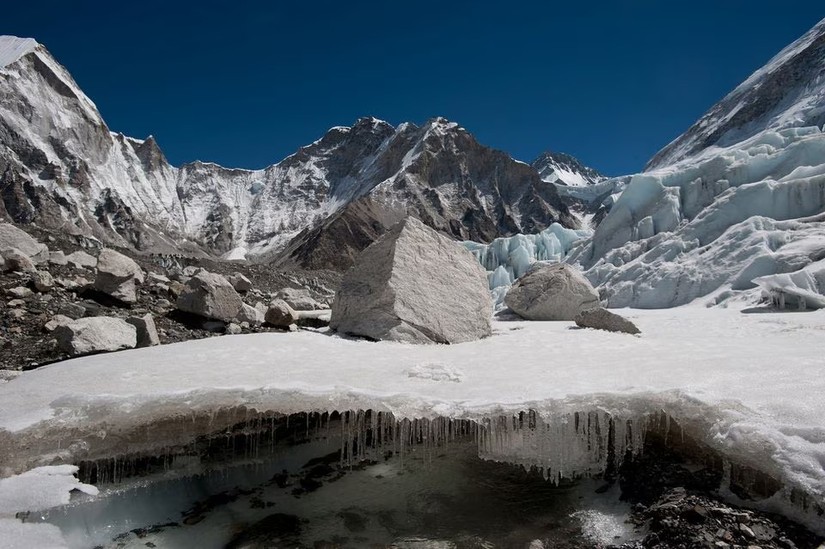 Băng tan chảy tại s&ocirc;ng băng Khumbu của Nepal. Ảnh: Reuters