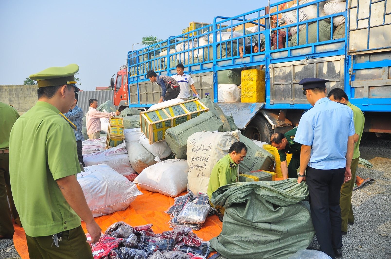 Lực lượng quản l&yacute; thị trường phối hợp với c&aacute;c lực lượng chức năng bắt giữ nhiều kho h&agrave;ng lậu.