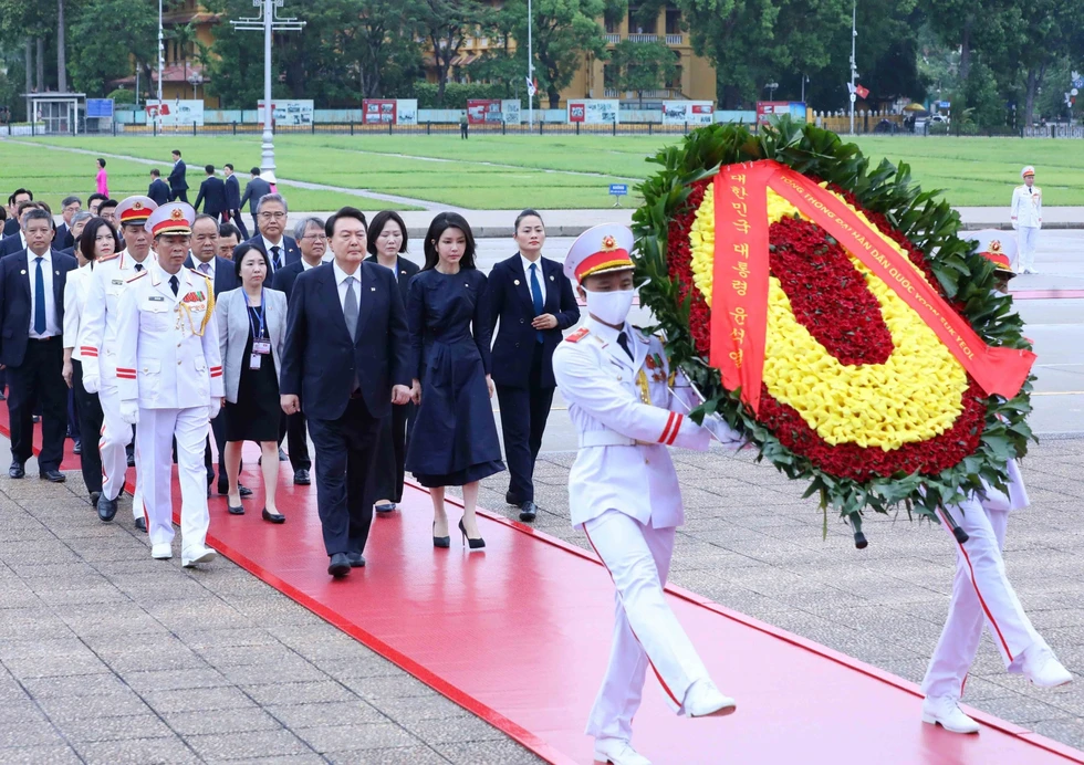 Tổng thống H&agrave;n Quốc Yoon Suk-yeol v&agrave; Phu nh&acirc;n đặt v&ograve;ng hoa, viếng Chủ tịch Hồ Ch&iacute; Minh. Ảnh: TTXVN