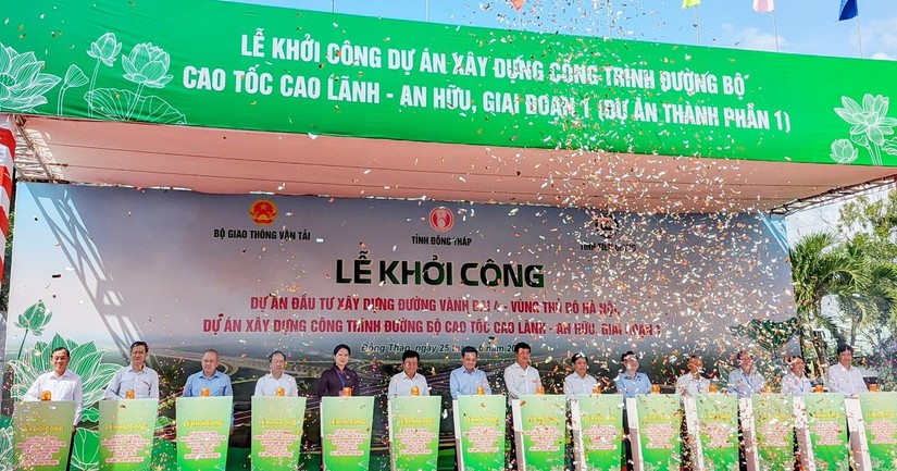 Ph&oacute; Thủ tướng Trần Lưu Quang c&ugrave;ng c&aacute;c đại biểu thực hiện nghi thức khởi c&ocirc;ng dự &aacute;n đường cao tốc Cao L&atilde;nh &ndash; An Hữu giai đoạn 1.