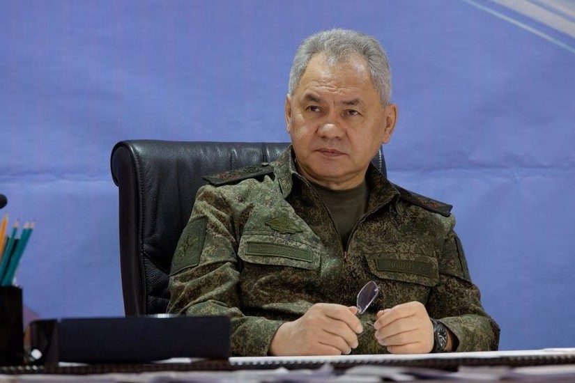 Bộ trưởng Quốc ph&ograve;ng Nga Sergey Shoigu thăm sở chỉ huy qu&acirc;n đội ở tiền tuyến. Ảnh: BQP Nga