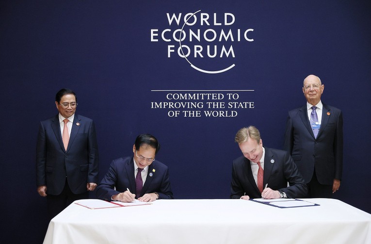 Bộ trưởng Bộ Ngoại giao B&ugrave;i Thanh Sơn v&agrave; Gi&aacute;m đốc điều h&agrave;nh WEF Borge Brende k&yacute; kết Bi&ecirc;n bản ghi nhớ hợp t&aacute;c Việt Nam - WEF giai đoạn 2023 - 2026. Ảnh VGP