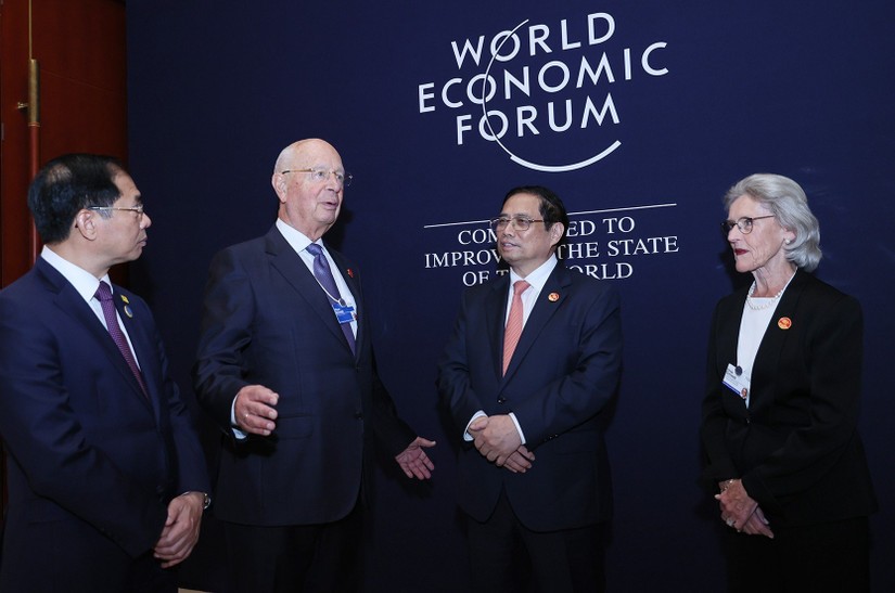 Thủ tướng Ch&iacute;nh phủ Phạm Minh Ch&iacute;nh tiếp Gi&aacute;o sư Klaus Schwab, nh&agrave; s&aacute;ng lập ki&ecirc;m Chủ tịch điều h&agrave;nh WEF. Ảnh: VGP