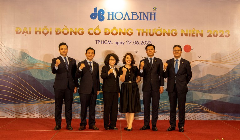 6 th&agrave;nh vi&ecirc;n trong HĐQT mới của HBC, gồm 3 th&agrave;nh vi&ecirc;n mới được bầu v&agrave;o. Ảnh: HBC