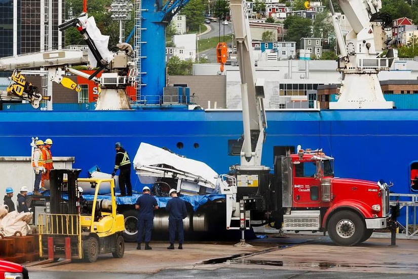 T&agrave;u Horizon Arctic tham gia trục vớt tại bến cảng St. John, Newfoundland, Canada ng&agrave;y 28/6. Ảnh: Reuters