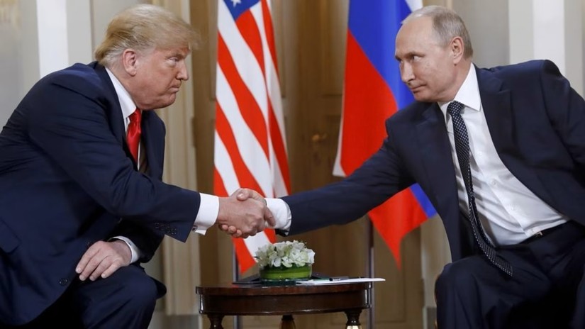 Cựu Tổng thống Mỹ Donald Trump v&agrave; Tổng thống Nga Vladimir Putin, năm 2018. Ảnh: AP