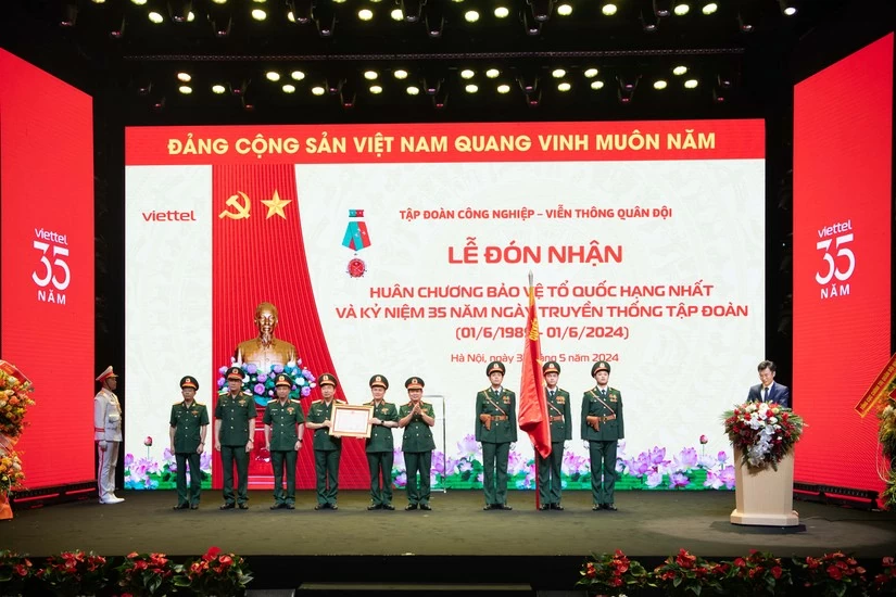 Tập đo&agrave;n Viettel vinh dự đ&oacute;n nhận Hu&acirc;n chương Bảo vệ Tổ quốc hạng Nhất.