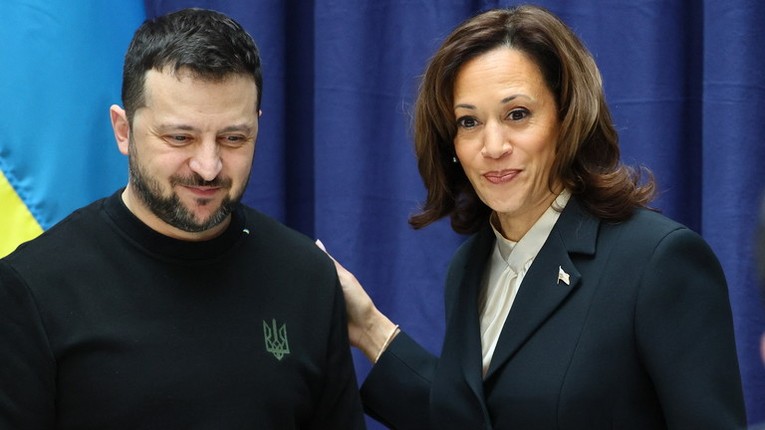 Tổng thống Ukraine Volodymyr Zelensky v&agrave; Ph&oacute; Tổng thống Mỹ Kamala Harris tại họp b&aacute;o Hội nghị An ninh Munich (MSC), Đức, ng&agrave;y 17/2. Ảnh: AFP