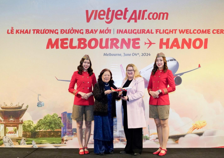 Ph&oacute; Chủ tịch HĐQT Vietjet Nguyễn Thanh H&agrave; (thứ 2 từ tr&aacute;i sang) gửi lời cảm ơn của Vietjet tới B&agrave; Natalie Hutchins. Ảnh: T&agrave;i Nguyễn