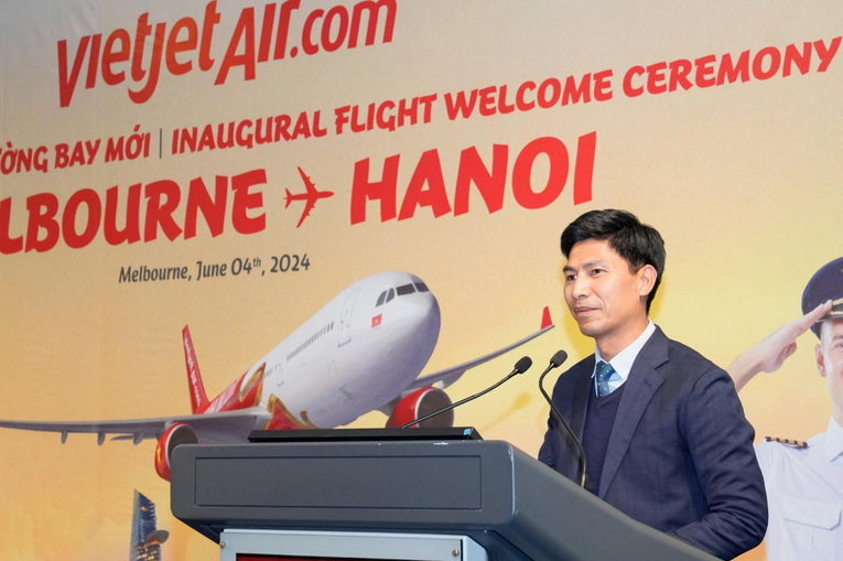 Ph&oacute; Đại sứ Việt Nam tại Australia - &Ocirc;ng Nghi&ecirc;m Xu&acirc;n H&ograve;a ch&uacute;c mừng Vietjet khai trương đường bay H&agrave; Nội - Melbourne. Ảnh: T&agrave;i Nguyễn