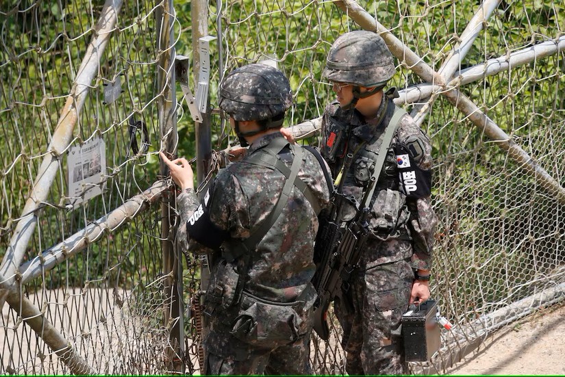 Binh sĩ H&agrave;n Quốc kh&oacute;a cổng tại một trạm g&aacute;c gần khu phi qu&acirc;n sự (DMZ) ngăn c&aacute;ch hai miền Triều Ti&ecirc;n, ở Paju, H&agrave;n Quốc, ng&agrave;y 17/6/2020. Ảnh: Reuters