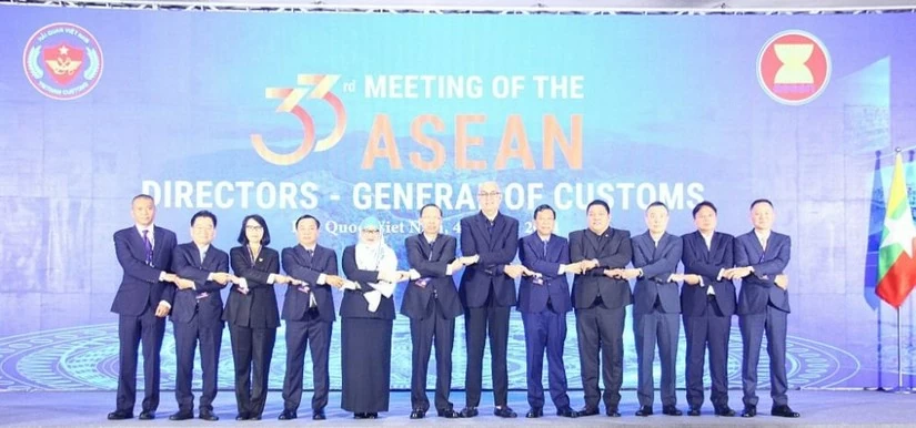 Đại diện Hải quan c&aacute;c nước ASEAN chụp ảnh lưu niệm c&ugrave;ng đại diện Ban Thư k&yacute; ASEAN. Nguồn: Hải Quan Online.