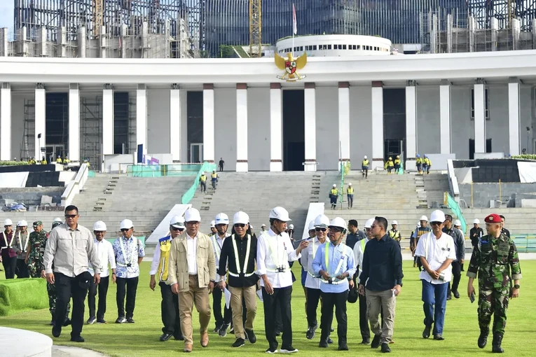 Tổng thống Indonesia Joko Widodo thị s&aacute;t c&ocirc;ng trường x&acirc;y dựng dinh tổng thống tại thủ đ&ocirc; mới Nusantara, ng&agrave;y 5/6. Ảnh: AP