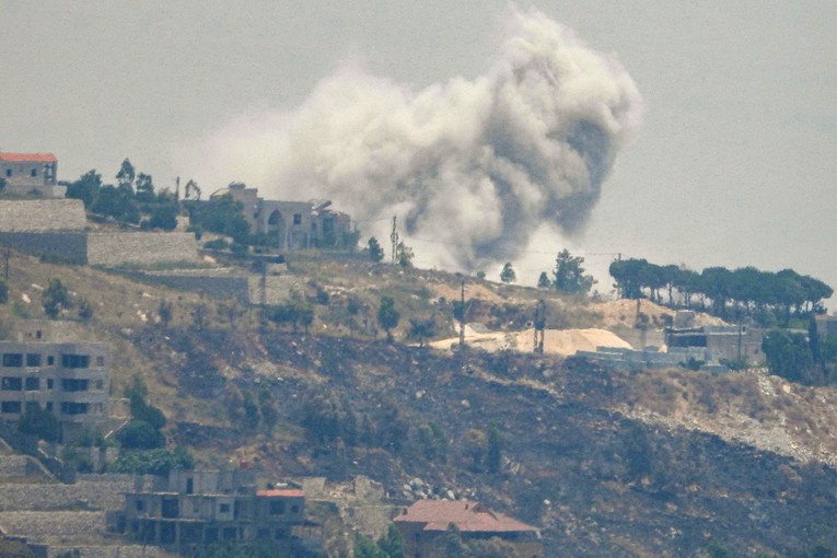 Kh&oacute;i bốc l&ecirc;n sau khi Israel ph&aacute;o k&iacute;ch v&agrave;o Khiam, Lebanon, ng&agrave;y 5/6. Ảnh: AFP