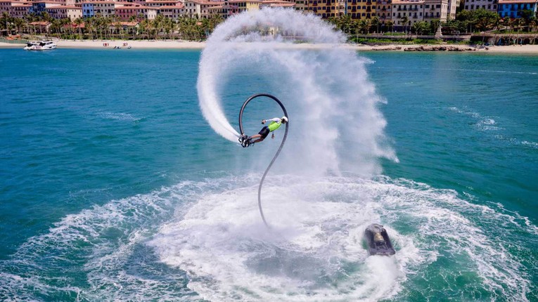 Show tr&igrave;nh diễn nghệ thuật thể thao jetski (m&ocirc; t&ocirc; nước) v&agrave; flyboard (v&aacute;n đứng nước phản lực). Ảnh: Danang Fantasticity.