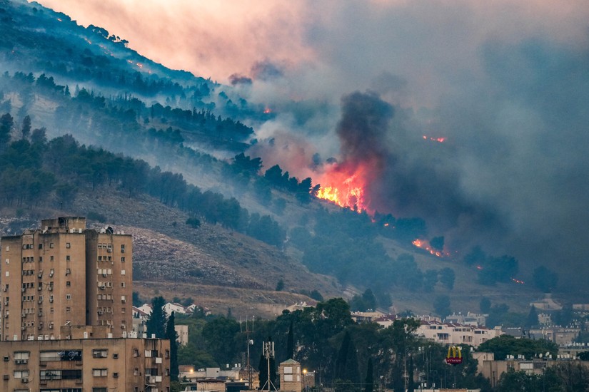 Một đ&aacute;m ch&aacute;y lớn tại thị trấn Kiryat Shmona ở miền bắc Israel, do t&ecirc;n lửa Hezbollah bắn từ Lebanon, ng&agrave;y 3/6. Ảnh: Times of Israel