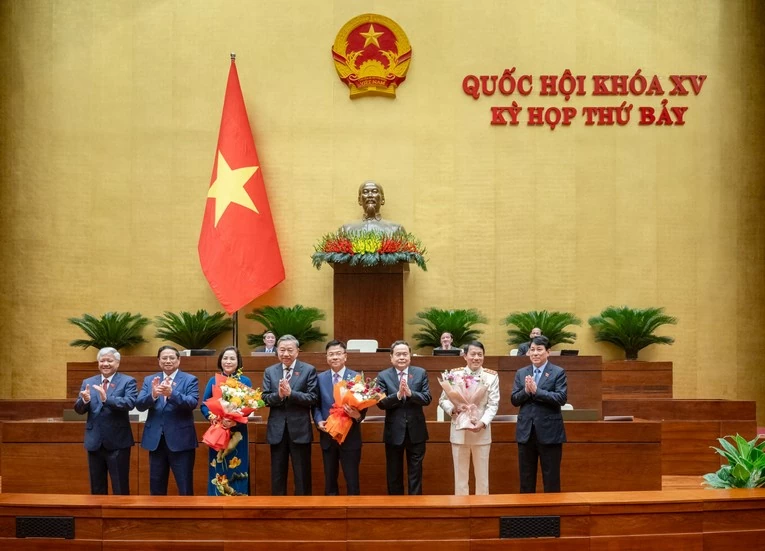 L&atilde;nh đạo Đảng, Nh&agrave; nước ch&uacute;c mừng Ph&oacute; chủ tịch Quốc hội Nguyễn Thị Thanh, Ph&oacute; Thủ tướng Ch&iacute;nh phủ L&ecirc; Th&agrave;nh Long, Bộ trưởng C&ocirc;ng an Lương Tam Quang. Ảnh: CTTĐT Quốc hội