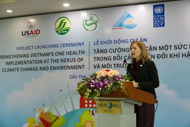 B&agrave; Aler Grubbs, Gi&aacute;m đốc USAID Việt Nam.