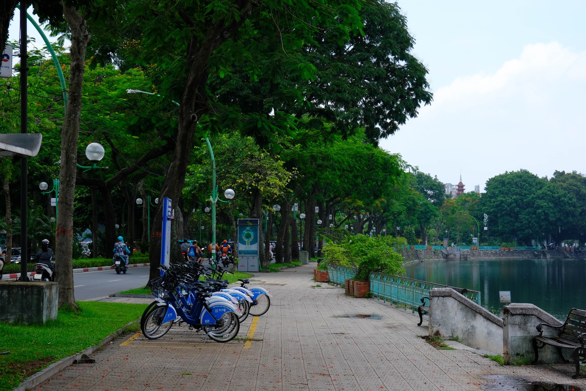 B&ecirc;n cạnh vườn tr&uacute;c l&agrave; những tiện nghi như xe đạp c&ocirc;ng cộng để kh&aacute;ch du lịch c&oacute; thể kh&aacute;m ph&aacute; khu vực hồ T&acirc;y, hồ Tr&uacute;c Bạch theo c&aacute;ch th&acirc;n thiện với m&ocirc;i trường. Ảnh: L&ecirc; An/Mekong ASEAN.