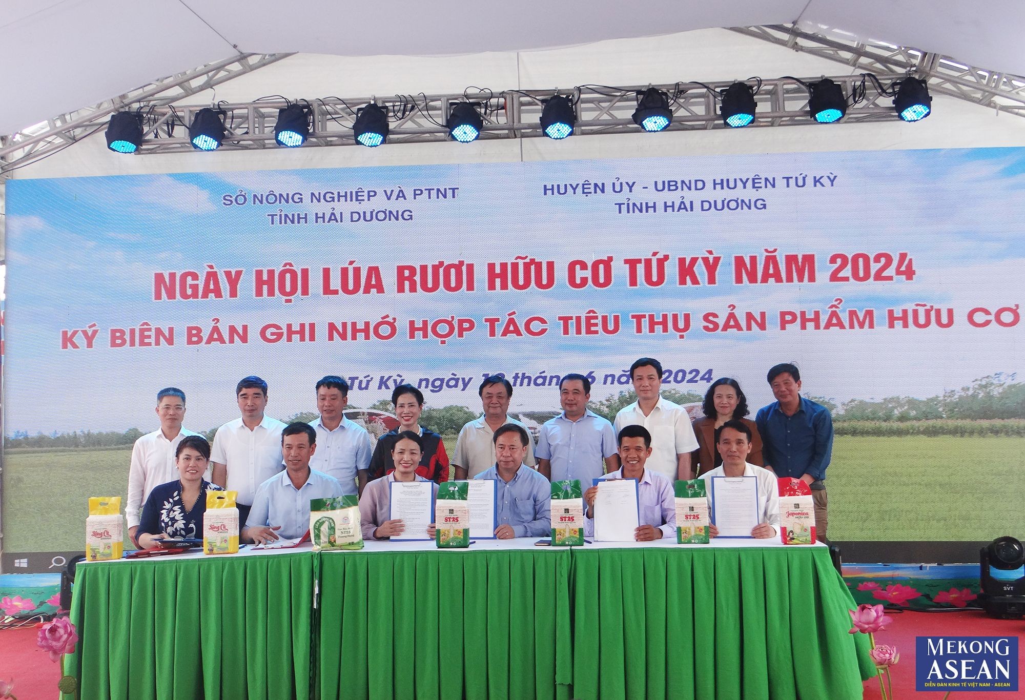 C&aacute;c đại biểu chứng kiến đại diện CTCP Kinh doanh chế biến n&ocirc;ng sản Bảo Minh, CTCP N&ocirc;ng nghiệp Thế hệ mới v&agrave; Hợp t&aacute;c x&atilde; Dịch vụ n&ocirc;ng nghiệp x&atilde; An Thanh k&yacute; kết hợp đồng li&ecirc;n kết sản xuất gắn bao ti&ecirc;u sản phẩm hữu cơ, hợp t&aacute;c về du lịch sinh th&aacute;i, trải nghiệm.