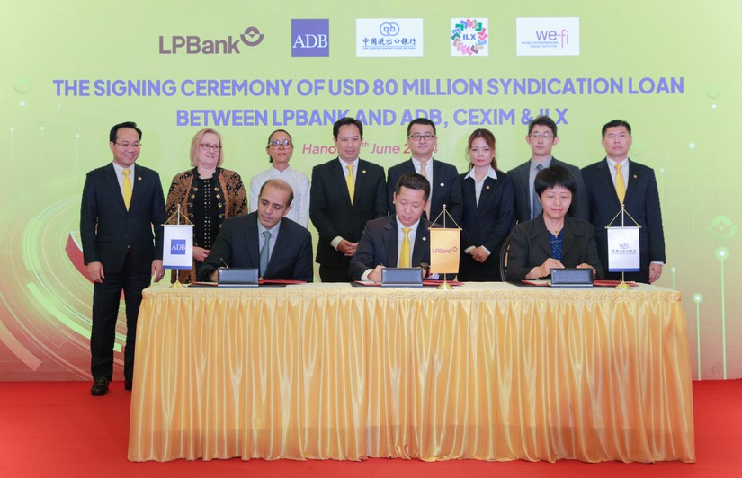 &Ocirc;ng Vũ Quốc Kh&aacute;nh &ndash; Ph&oacute; Tổng gi&aacute;m đốc thường trực LPBank (ngồi giữa) c&ugrave;ng đại diện ADB v&agrave; c&aacute;c b&ecirc;n li&ecirc;n quan thực hiện k&yacute; kết.