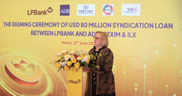 B&agrave; Suzanne Gaboury, Tổng gi&aacute;m đốc Khu vực Tư nh&acirc;n ADB chia sẻ tại sự kiện.