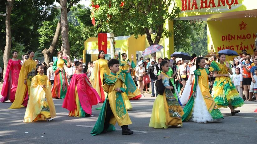 Một hoạt động văn h&oacute;a tại Festival Thu H&agrave; Nội lần I. Ảnh: VGP.