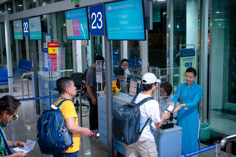 H&agrave;nh kh&aacute;ch tr&ecirc;n chuyến bay thẳng tới Manila, Philippines của Vietnam Airlines.