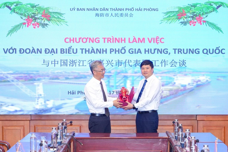 Ph&oacute; Chủ tịch UBND th&agrave;nh phố Ho&agrave;ng Minh Cường (phải) c&ugrave;ng Thị trưởng TP Gia Hưng, Trung Quốc L&yacute; Qu&acirc;n. Ảnh: Haiphong.gov.