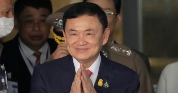 Ông Thaksin được tại ngoại sau phiên tòa truy tố tội khi quân