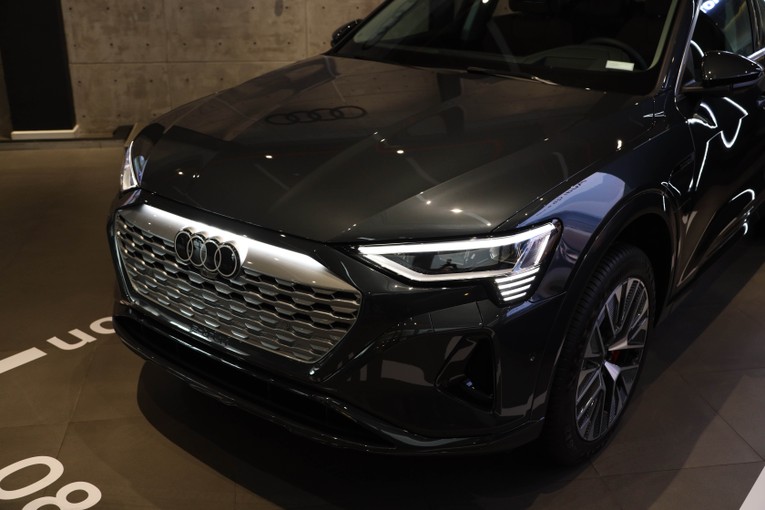 Audi ra mắt SUV điện Q8 e-tron tại Việt Nam  ảnh 1