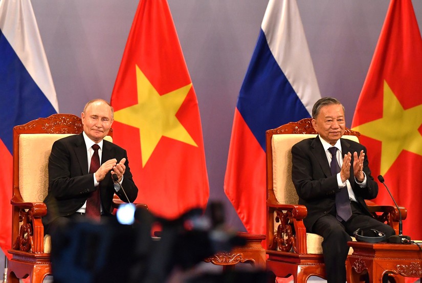 Chủ tịch nước T&ocirc; L&acirc;m v&agrave; Tổng thống Li&ecirc;n bang Nga Vladimir Putin dự buổi gặp gỡ l&atilde;nh đạo Hội hữu nghị Việt &ndash; Nga v&agrave; c&aacute;c thế hệ cựu sinh vi&ecirc;n Việt Nam học tại Nga. Ảnh: Đinh Trọng Hải.