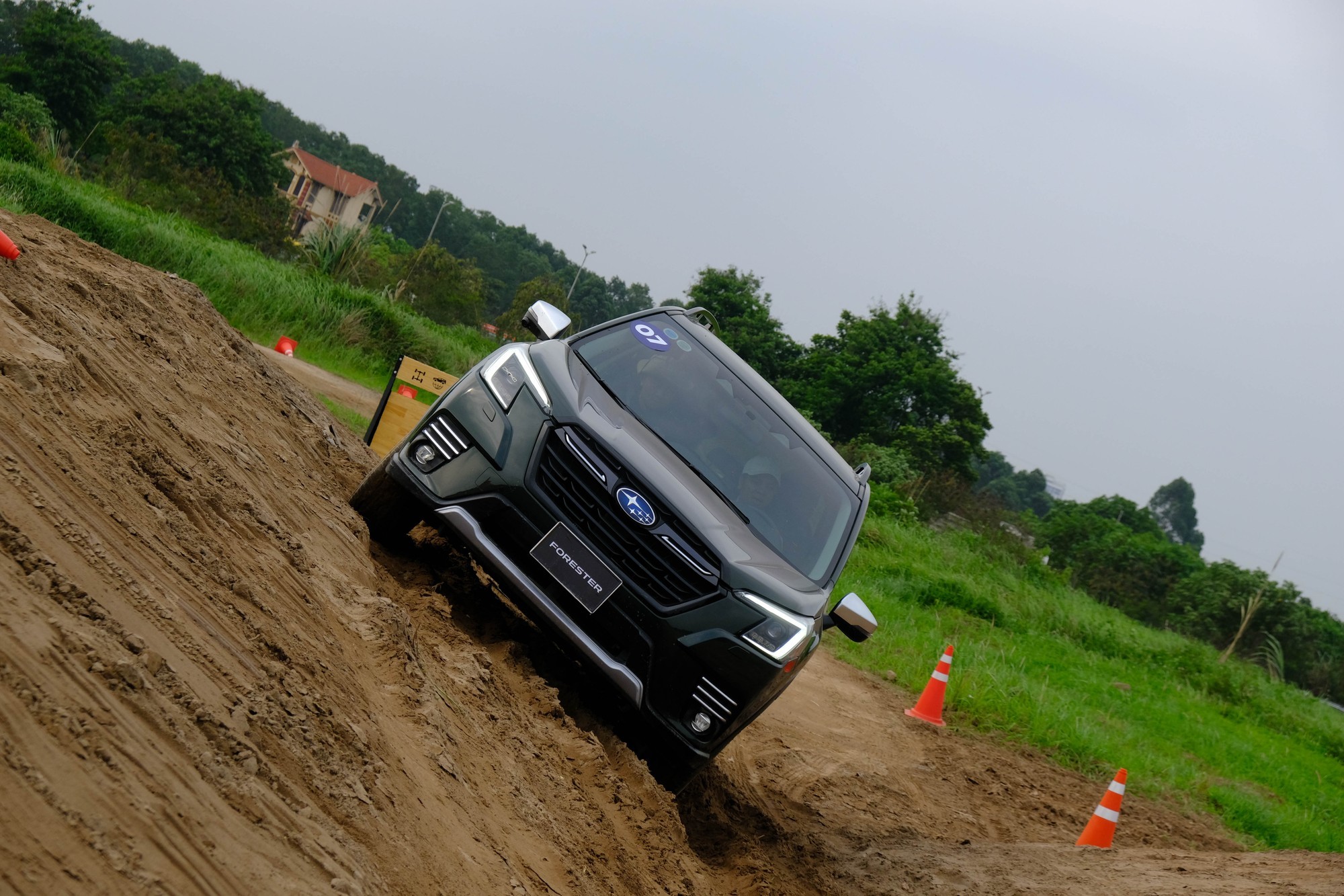 Trải nghiệm Subaru Forester tr&ecirc;n đường địa h&igrave;nh. Ảnh: L&ecirc; An.