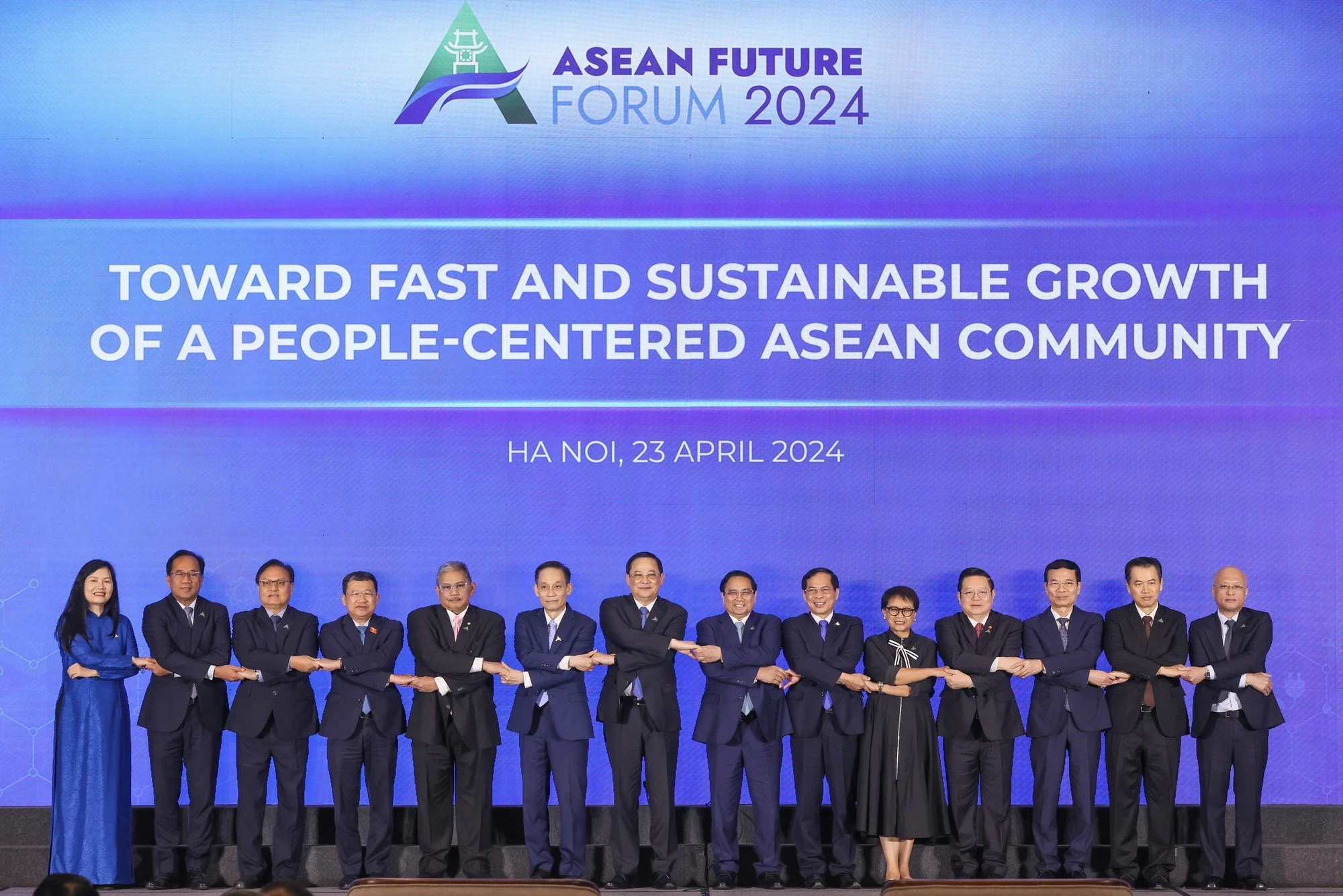 Thủ tướng Phạm Minh Ch&iacute;nh, Thủ tướng L&agrave;o Sonexay Siphandone - Chủ tịch ASEAN 2024 c&ugrave;ng trưởng đo&agrave;n c&aacute;c nước ASEAN dự Diễn đ&agrave;n Tương lai ASEAN, H&agrave; Nội, ng&agrave;y 23/4/2024. Ảnh: VGP