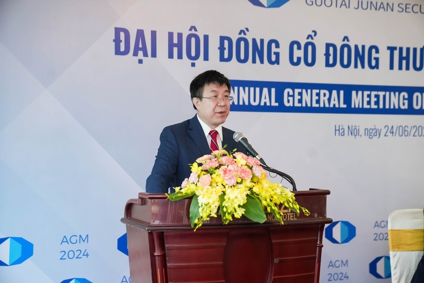 &Ocirc;ng Wang Jun Hong - Chủ tịch HĐQT Chứng kho&aacute;n Guotai Junan Việt Nam ph&aacute;t biểu tại đại hội.