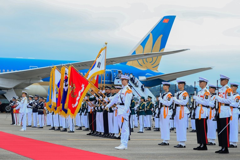 Lễ đ&oacute;n Thủ tướng Ch&iacute;nh phủ Phạm Minh Ch&iacute;nh tổ chức trang trọng tại s&acirc;n bay qu&acirc;n sự Seongnam. Ảnh: VGP.