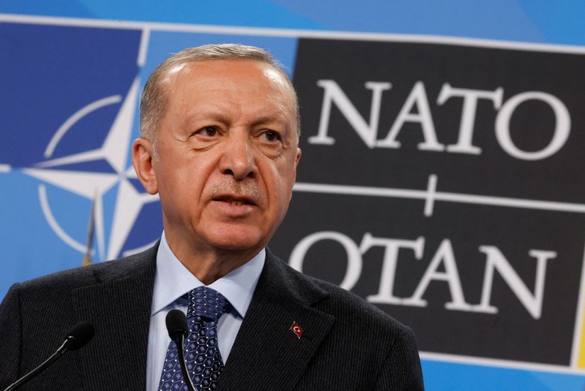 Tổng thống Thổ Nhĩ Kỳ Recep Tayyip Erdogan ph&aacute;t biểu tại hội nghị thượng đỉnh NATO ở Madrid, T&acirc;y Ban Nha, ng&agrave;y 30/6. Ảnh: Reuters