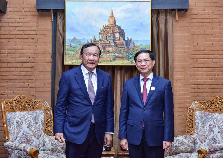 Bộ trưởng Ngoại giao B&ugrave;i Thanh Sơn gặp Bộ trưởng Ngoại giao v&agrave; hợp t&aacute;c quốc tế Campuchia.