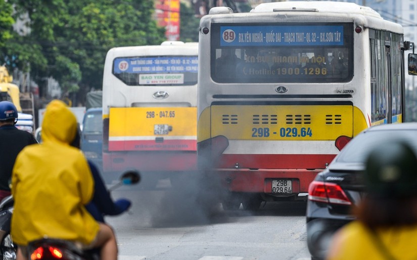 Xe bu&yacute;t xả kh&oacute;i đen tại H&agrave; Nội.