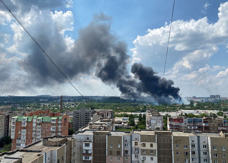 Kh&oacute;i bốc l&ecirc;n từ một trung t&acirc;m &ocirc; t&ocirc; sau khi tr&uacute;ng ph&aacute;o k&iacute;ch tại Donetsk, Ukraine, ng&agrave;y 5/7. Ảnh: Reuters