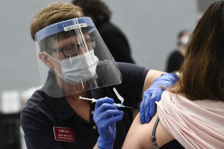 Ti&ecirc;m chủng vaccine ph&ograve;ng Covid-19 tại điểm ti&ecirc;m chủng ở Đại học Loyola Marymount (Los Angeles, Mỹ). Ảnh: Getty Images